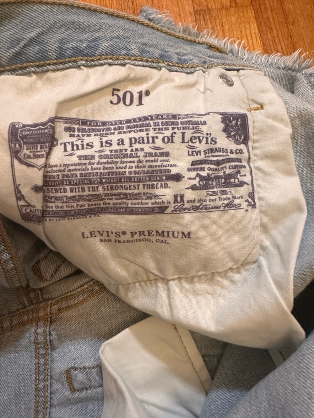 Levi's 501 shorts  denim with a distressed, raw frayed hem size 31(j6) - Picture 10 of 10